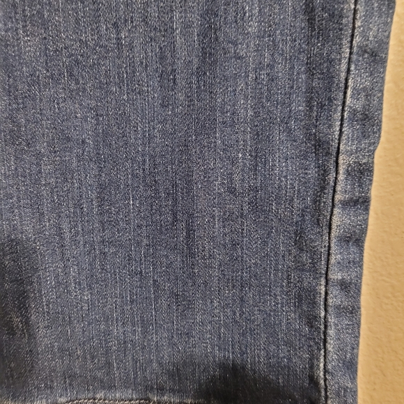 Levi's Bold Curve Cropped Jeans - Picture 12 of 16